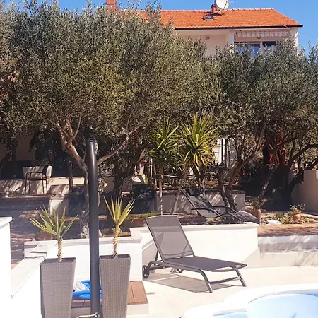 Komplex Oliva Mit Pool Und Grossem Garten