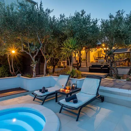 Komplex Oliva Mit Pool Und Grossem Garten