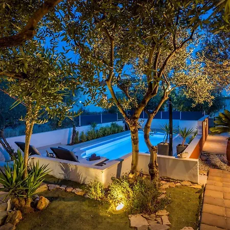 Komplex Oliva Mit Pool Und Grossem Garten *